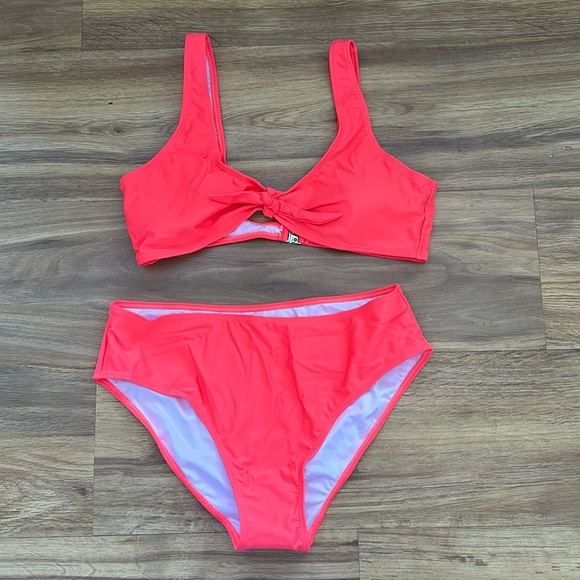 Bikini - Picture 1 of 2